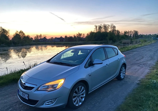 Opel Astra cena 22900 przebieg: 175000, rok produkcji 2010 z Strzelno małe 154